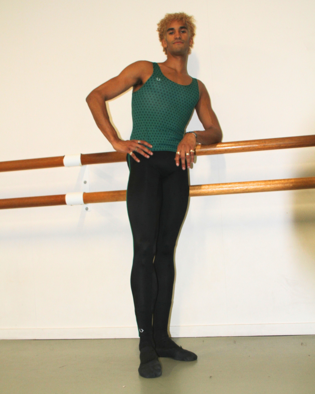 Davi Ramos wearing GENTS 4/4 tights in the studio 